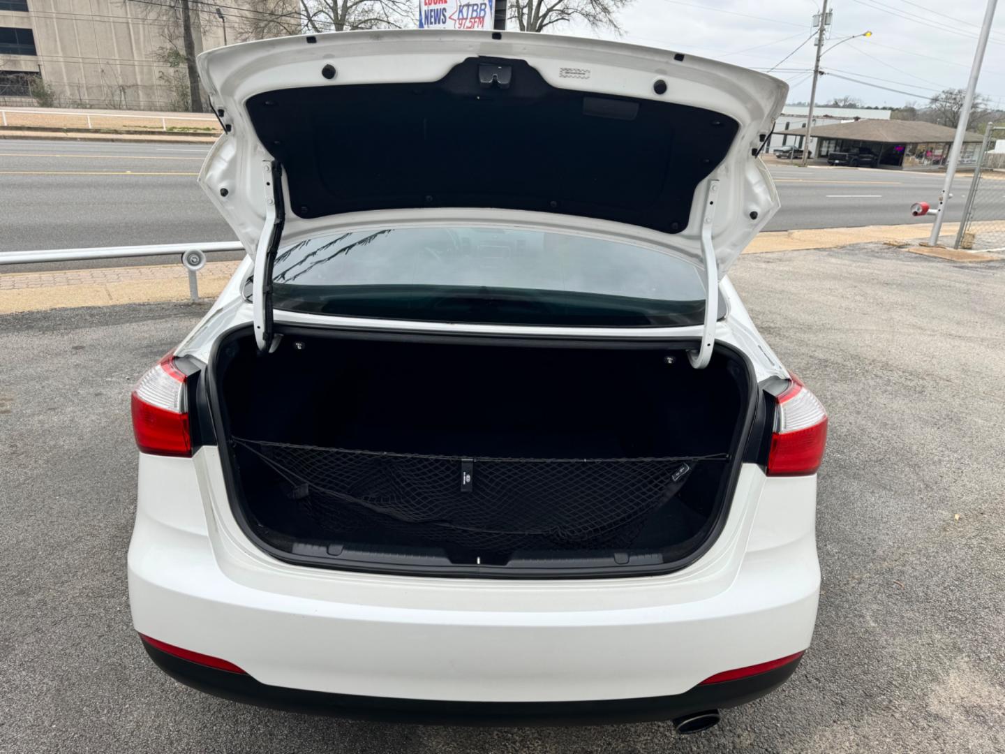 2014 WHITE Kia Forte EX (KNAFX4A83E5) with an 2.0L L4 DOHC 16V engine, 6-Speed Automatic transmission, located at 307 West Marshall Avenue, Longview, TX, 75601, (903) 753-3091, 32.500828, -94.742577 - Photo#5